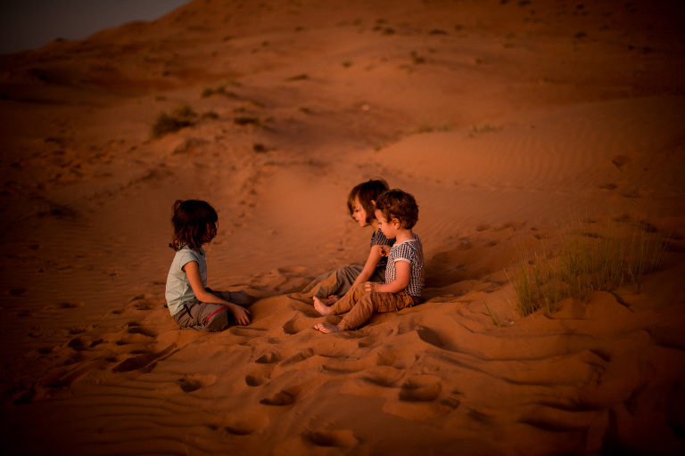3 enfants dans le désert omanais