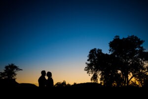 mariage-couple-sunset-domainedeblacons