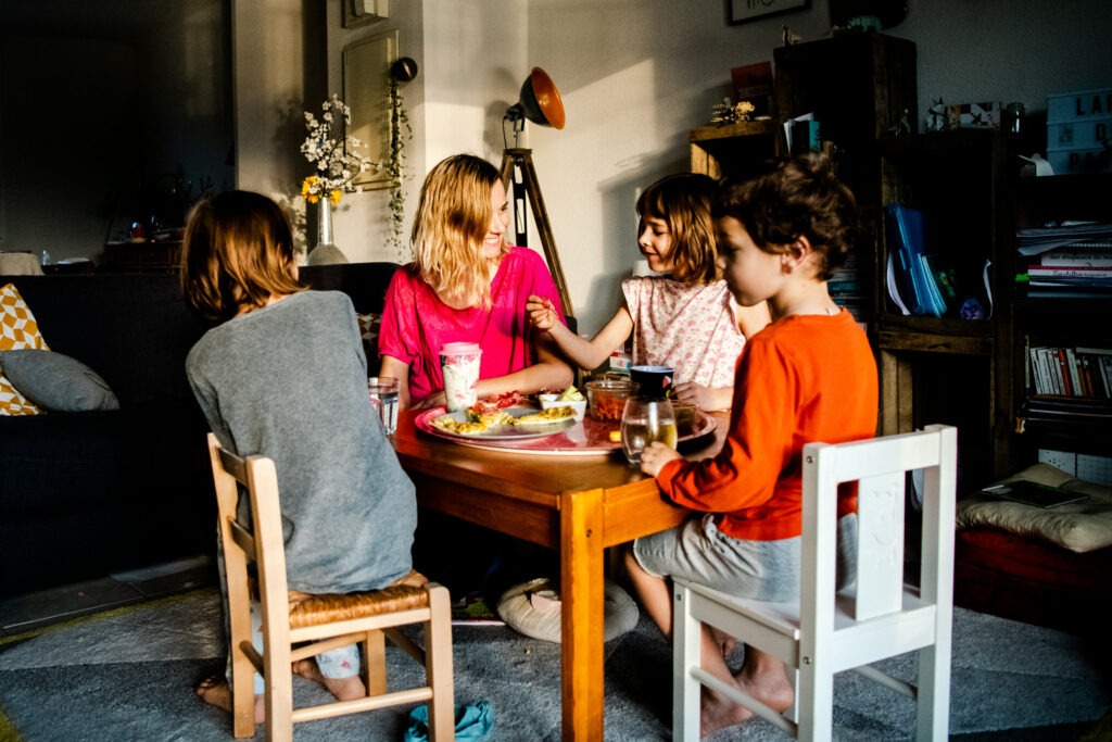 19 - confinés à 4 - l'apéro / confinée seule