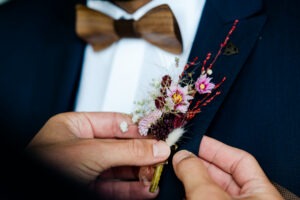 domaine de la chartrogniere - photographe mariage drome - oceane dussauge meyer - boutonniere inellay floral